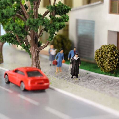 Figuras de personas sentadas de pie bien pintadas a escala 1:87 de diferentes posturas - Imagen 3 de 6