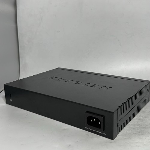 Netgear GS324v2 Switch Unmanaged 24x10/100/1000 Desktop GS324-200EUS- 24-Port - Picture 7 of 8