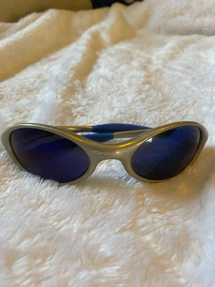 Oakley 复古眼夹克太阳镜金色金属镜框蓝色镜片。 — 第 2/4 张图片