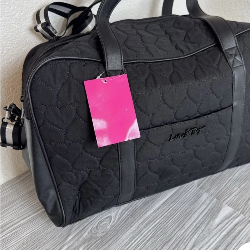 Betsy Johnson 黑色绗缝心形图案行李袋 — 第 2/4 张图片