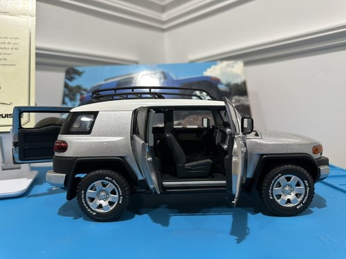 Modellino auto scala 1/18 pressofuso Toyota FJ Cruiser argento di AUTOart, *come nuovo* 🔥 - Foto 9 di 23