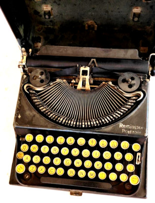 専用　実働品　Remington Portable タイプライター　ドイツ仕様 Old Remington Portable Typewriter W/Case SIZE 12.5''LONG X