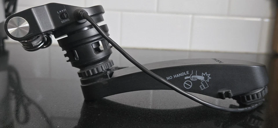 Micrófono estéreo X-Y Tascam TM-2X para cámara DSLR con parabrisas y montaje amortiguador Foto 2 de 4