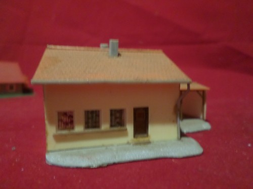 maquette N ref 4251 maison est son garage     sans boite | Condition: Occasion