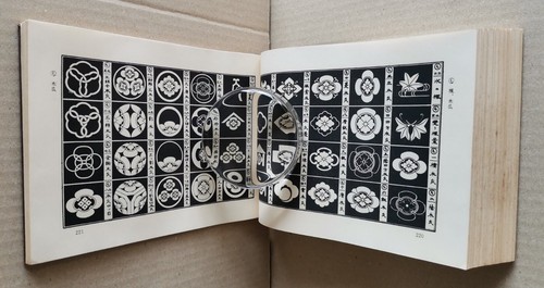 Japanische Familienwappen Design Buch Irohabiki Hyojyun Moncho (いろは引標準紋帖) - Bild 15 von 24