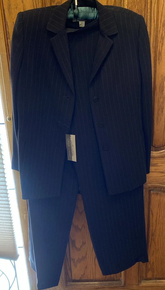 Suit Women Size 6 Collectibles Casual Corner  Pant Suit Shoulder Pads 80/90’s - Image 2 of 4