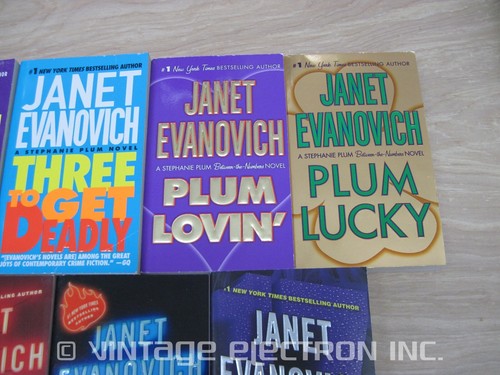LOT (9) Paperback Books - Suspense/Mystery (Janet Evanovich) - Picture 3 of 10