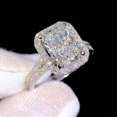 3,94 kt strahlender Moissanit Verlobungsring mit geteiltem Schaft in 14 K Weißgold vergoldet
