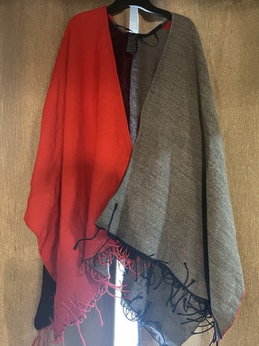 Tommy Hilfiger Women’s Wrap Ruana Red Gray, Navy Cape With Fringe One Size NWT - Picture 3 of 10