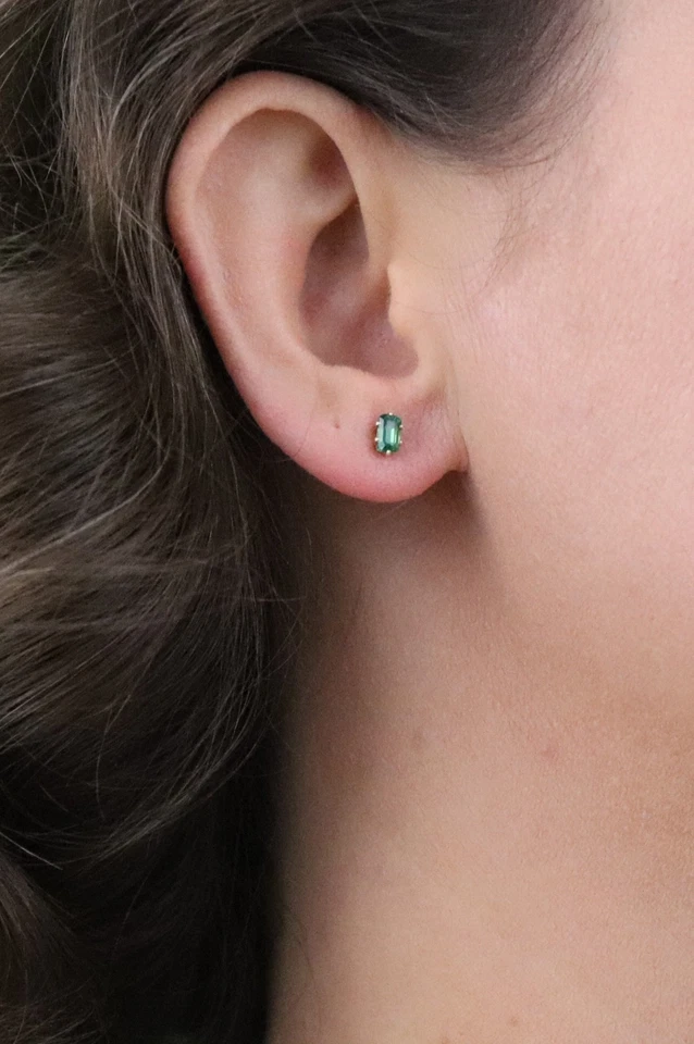 Pendientes de turmalina verde natural de oro amarillo de 14k 1/4" x 1/8" Foto 2 de 4