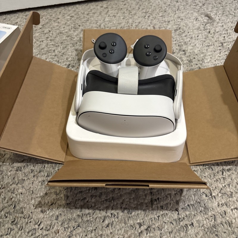 Meta Quest 3 128GB VR Headset White Great Condition