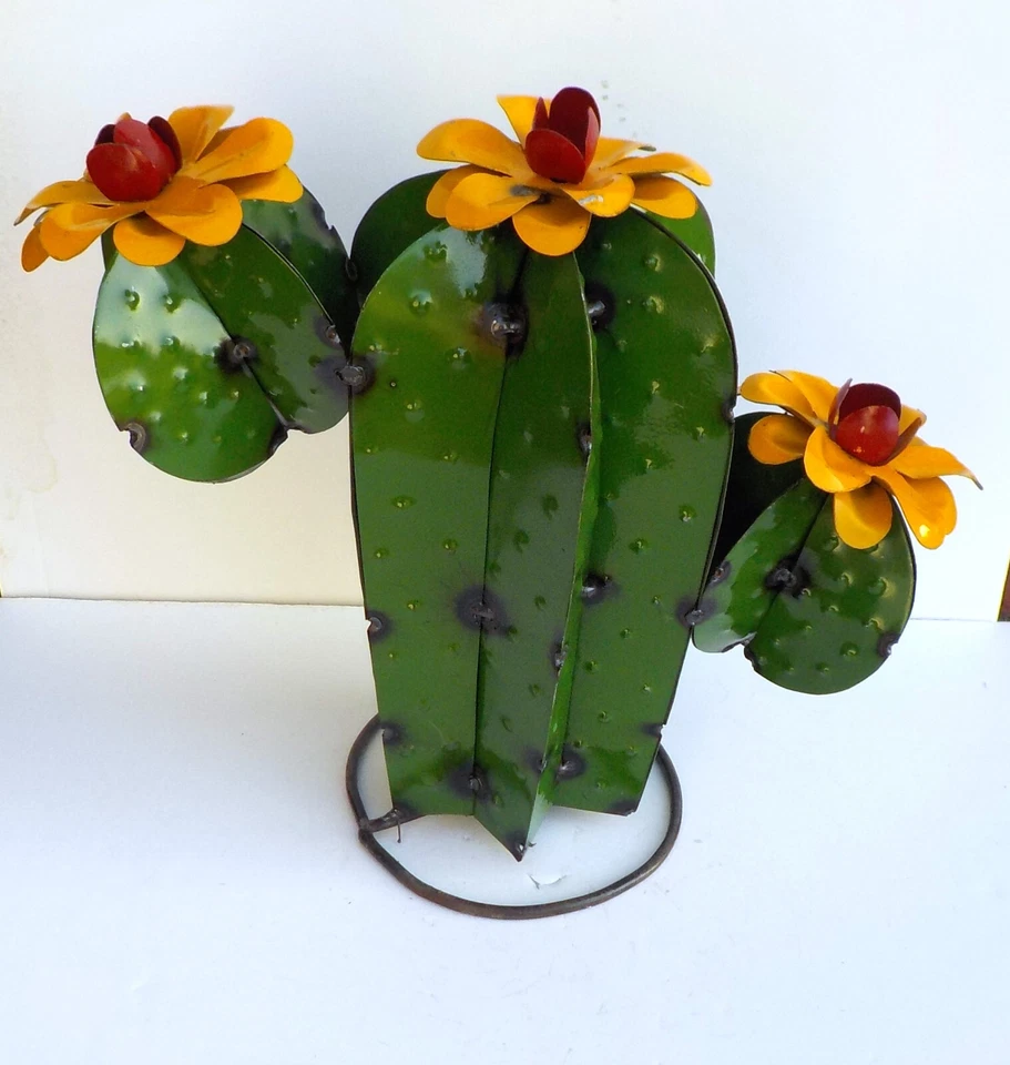 ESCULTURA DE CACTUS ARTE PATIO METAL 13" ALTO VERDE CON FLORES AMARILLAS p Foto 3 de 4
