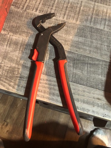 BLUE POINT AP12; ADJUSTABLE PLIERS, SLIGHT SURFACE RUST FROM SITTING ON A SHELF - Picture 3 of 3