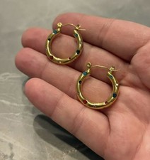Creolen in Goldoptik mit bunten Strasssteinen