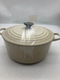 Le Creuset Signature Round Enameled Cast Iron Dutch Oven Dune Color 9" Diam