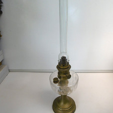 ancienne lampe a petrole verre et bronze