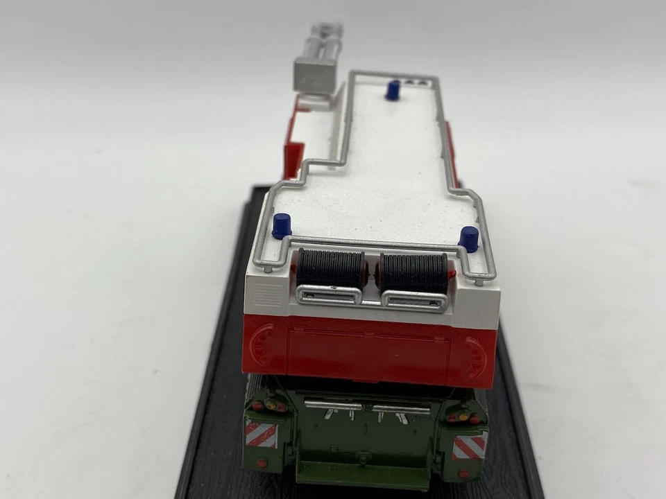 DelPrado Fire Commander 1:80 tracked fire fighting vehicle collectible - Image 4 of 4