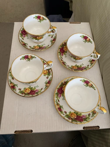 (4) vintage 1962 Royal Albert Old Country Roses teacups & saucers bone china