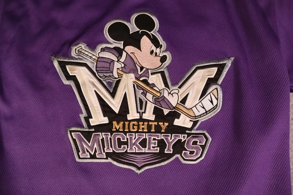 Camiseta de hóquei Disney Mighty Mickey’s roxa preta juvenil tamanho pequeno vintage - Imagem 2 de 4