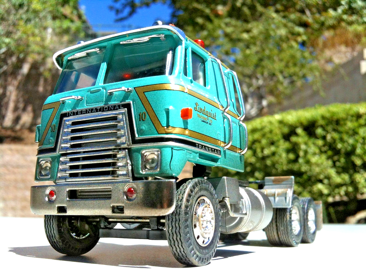 Corgi Heavy Haulers International Transtar with Crushed Car Load 1