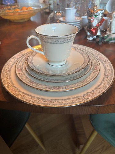 Lenox 5 Pc Charleston Place Setting Bone China Platinum Trim