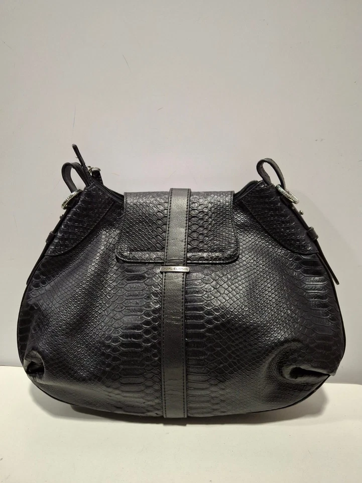 Bolsa Hobo Feminina Charlie Lapson Preta Tamanho Médio Couro Estampada em Pele de Cobra - Imagem 2 de 4