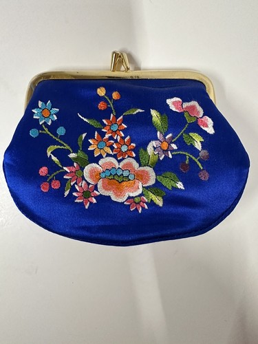 Porta occhiali vintage fatti a mano ricamati fiori, portamonete raso blu con chiusura oro - Foto 7 di 15