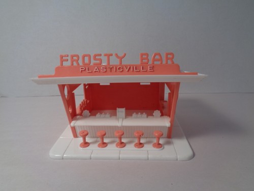 PLASTICVILLE VINTAGE FROSTY BAR.SALMON SIDES,SIGN,STOOLS.WHITE ROOF,COUNTER,BASE - 第 1/9 張圖片