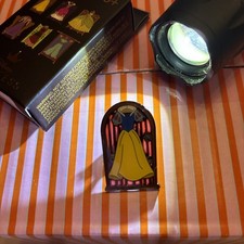 Prendedor de vestido de princesa Loungefly Disney Blancanieves y los siete enanitos vidrieras