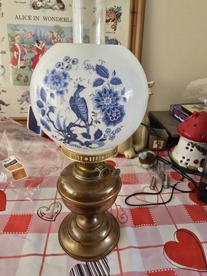 ATEMBERAUBENDE VINTAGE ÖLLAMPE MIT SELTENEM CHINESISCHEN WEISSEM UND BLAUEM PFAUENSCHIRM