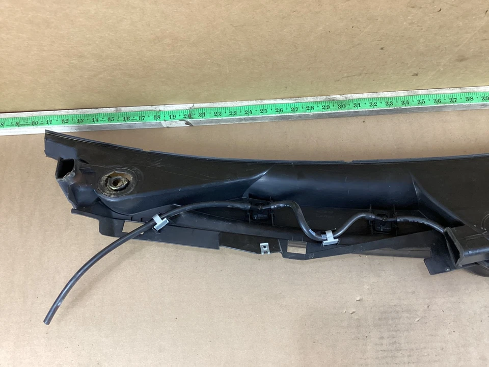 2013-2016 Mercedes-Benz GL450 Upper Windshield Cover Panel A1668300028 OEM Foto 2 de 4