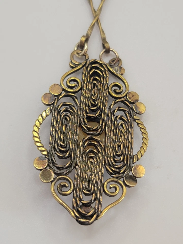 Colgante vintage de piedra con barra y eslabones de latón hecho a mano Foto 2 de 4