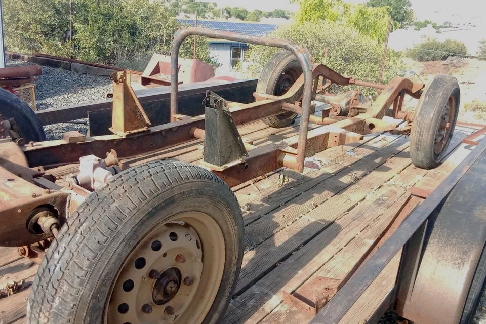 Chasis rodante MG TD 1952 que incluye muchas partes de la carrocería  Foto 3 de 4
