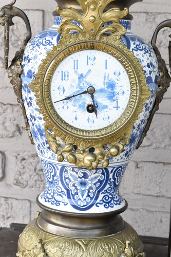 Antique blue white delft pottery clock Lion dragon handle - Picture 3 of 11