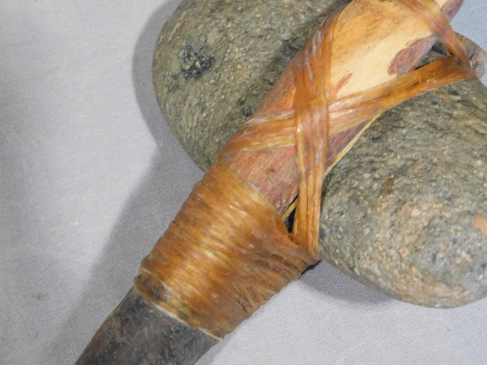 Antigua calavera nativa americana arma tomahawk cuero crudo tallado piedra club Foto 2 de 4