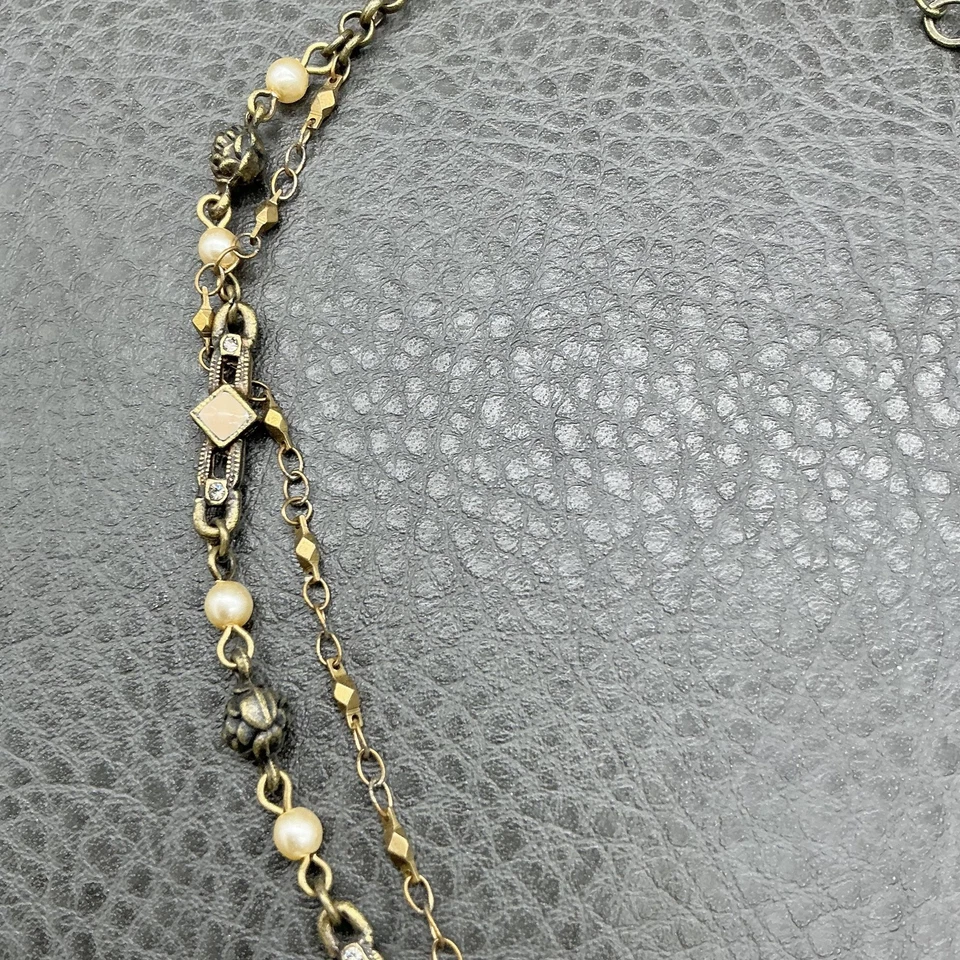 Colar romance doce esculpido pingente rosa strass pérola tom dourado feito nos EUA - Imagem 4 de 4