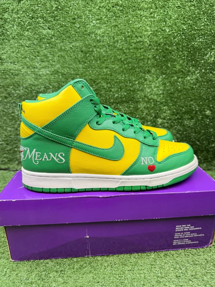 Talla 9.5 - Supreme x Nike Dunk SB High By Any Means - Brasil Foto 3 de 4