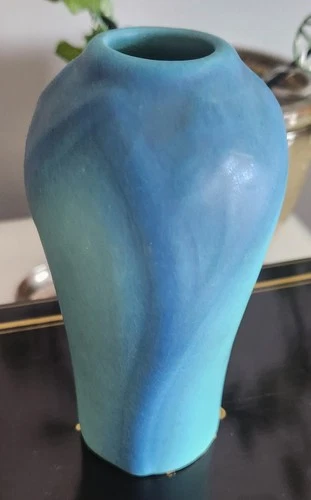 Vintage 1930's Van Briggle Pottery Vase Stylized Flowers Ming Blue #833 5.75"