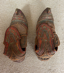 antique INDIA PAKISTAN PUNJAB  JUTTI CURL TOES SHOES movie prop indiana Jones