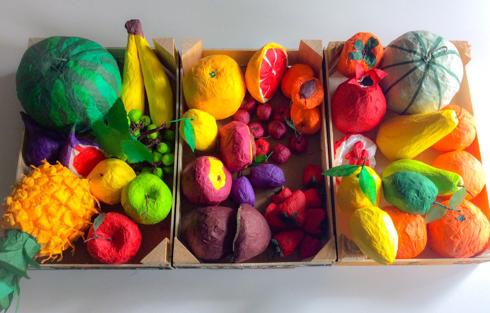 Envie d'une table colorée ? Grand panier de fruits artificiels fait main en papier pour votre salon