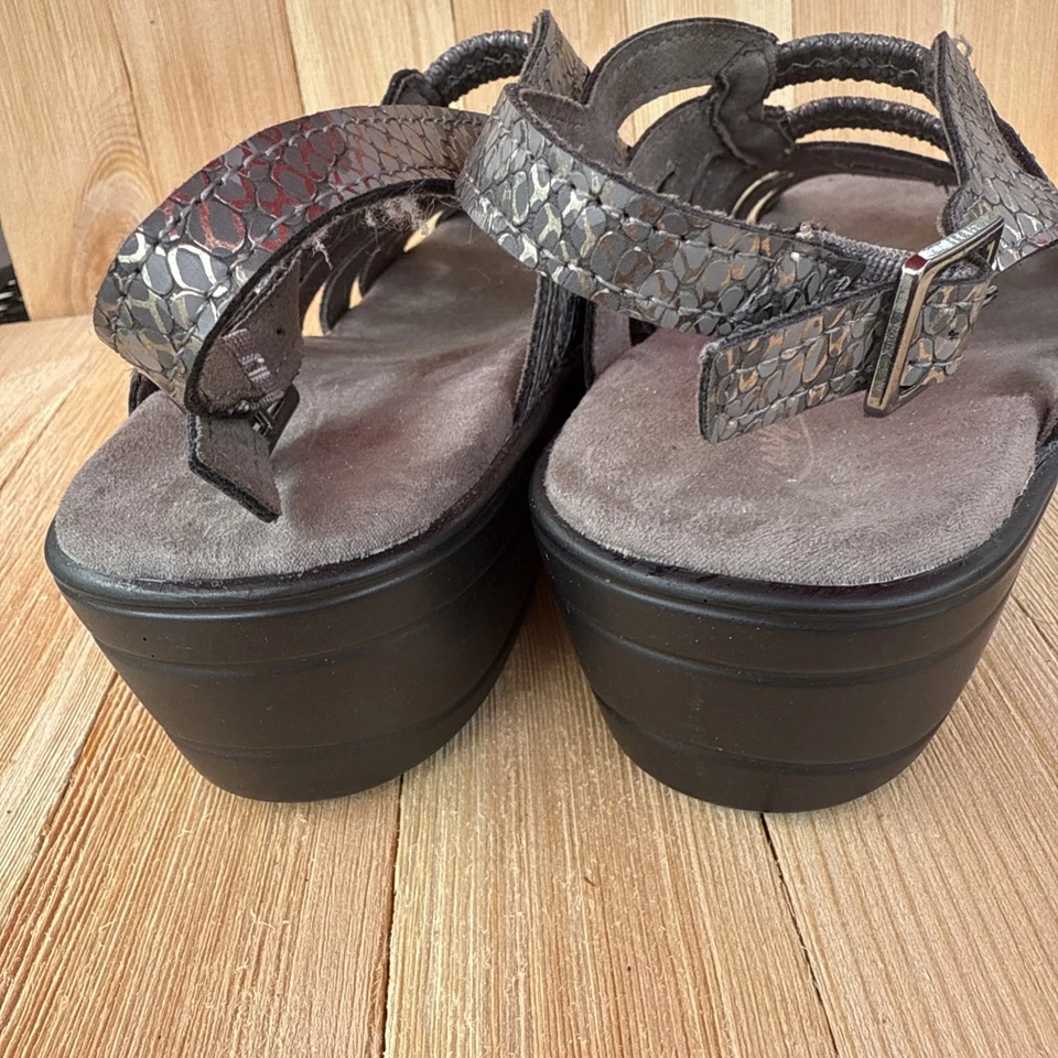 Easy Street Beige Comfort Wave Sandals Gray Reptile Print Women's Size 6.5 - Image 4 of 4