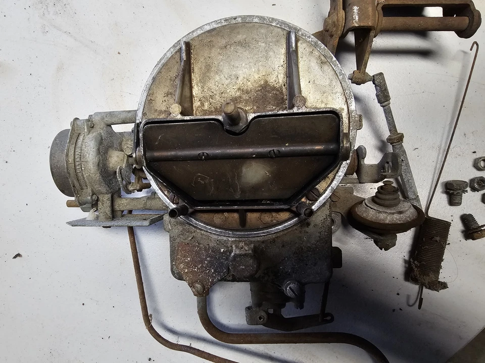 Carburador y soporte Ford 1962 con resorte  Foto 3 de 4