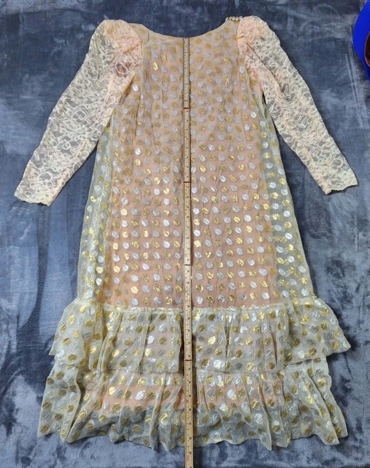 Винтажное женское платье Saks Fifth Avenue бежевое кружевное с рукавами блестящее прозрачное с подкладкой - Изображение 2 из 4