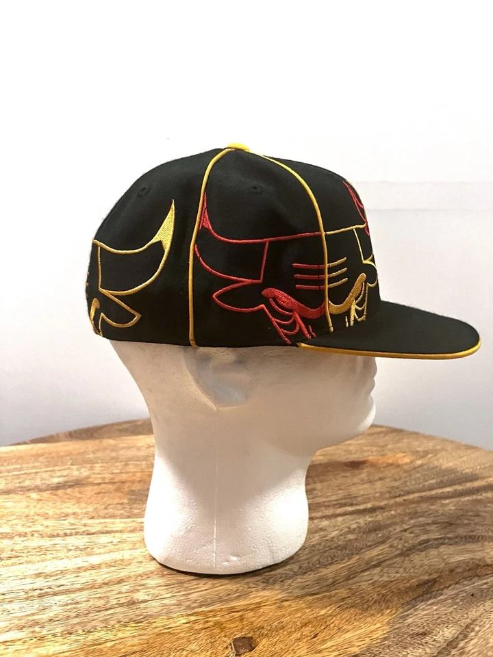 Boné ajustável UNK NBA Chicago Bulls vermelho preto e dourado tamanho 7 1/2 enfeitado - Imagem 4 de 4