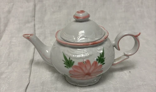 Vintage Pink Floral tea pot, hand painted MADE IN CHINA *Mint Condition*