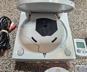 Sega Dreamcast Console BUNDLE W/ 2 cont. , 1 VMU, 1 Game, 1 Rumble Pak. RD DESC.