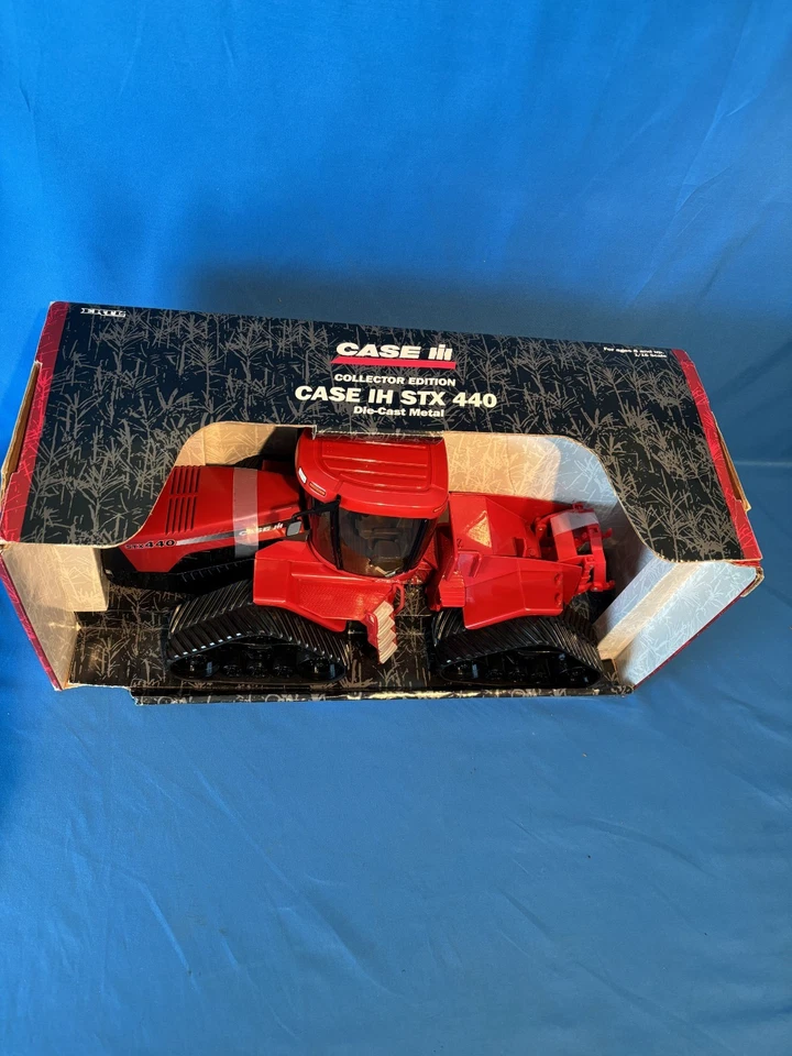 1/16 ERTL Estuche Vintage IH STX440 Quad Trac "Introducción Coleccionista. Edición" Usado Foto 2 de 4