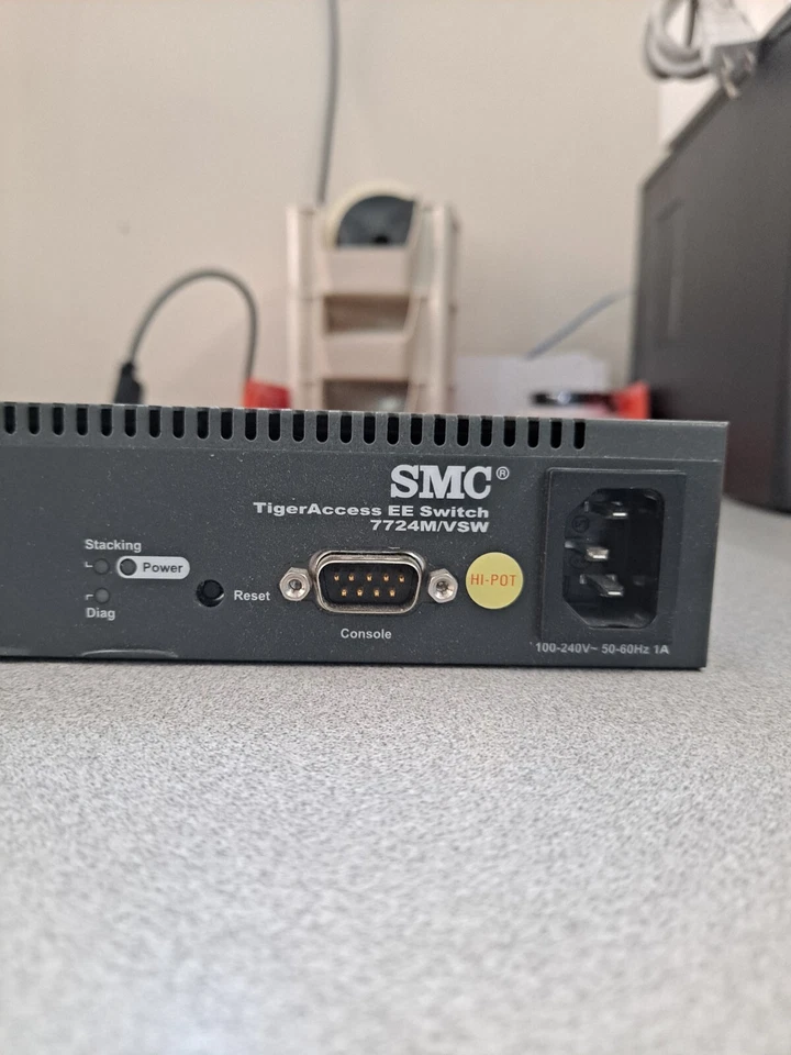 SMC TigerAccess Extended Ethernet Switch SMC7724M/VSW (NO 10/100 Base-TX Module) - Image 3 of 4