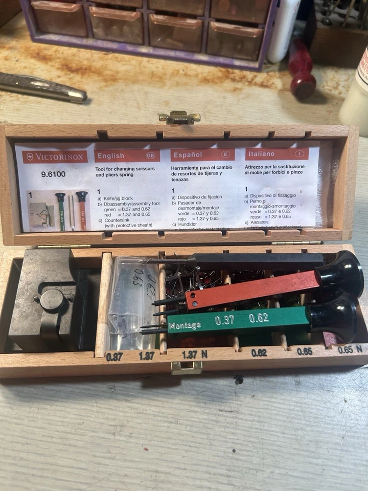 Victorinox Swiss Army Scissors and Pliers Spring & Screws Repair Kit HTF 9.6100 - Image 4 of 4