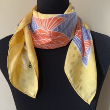 Bufanda de seda vintage Rodier Paris estampado de peces amarillos enrollada a mano 34x34